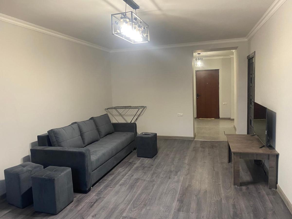 3 Cosy Apartment Near Airport Evn Jerevan Exteriör bild